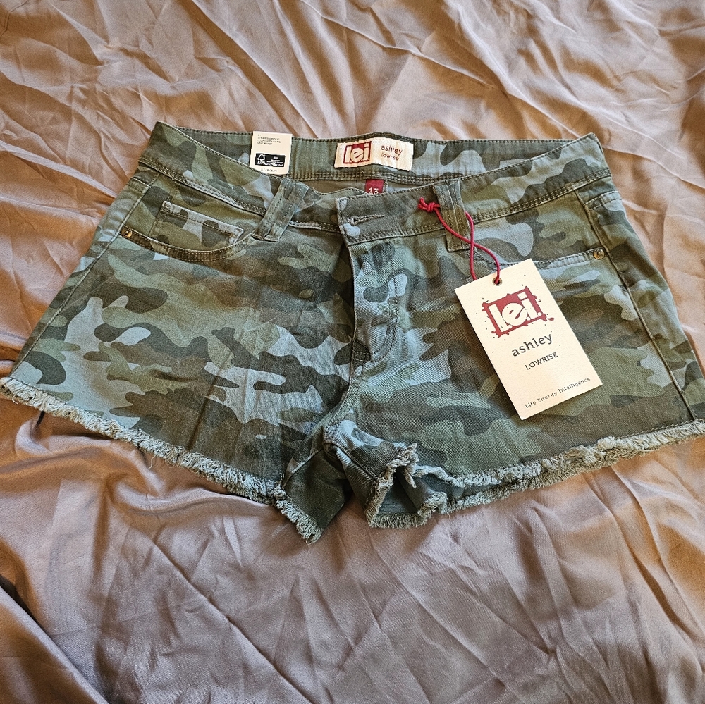 Ashley Low Rise l.e.i junior green camo shorts- Brand new